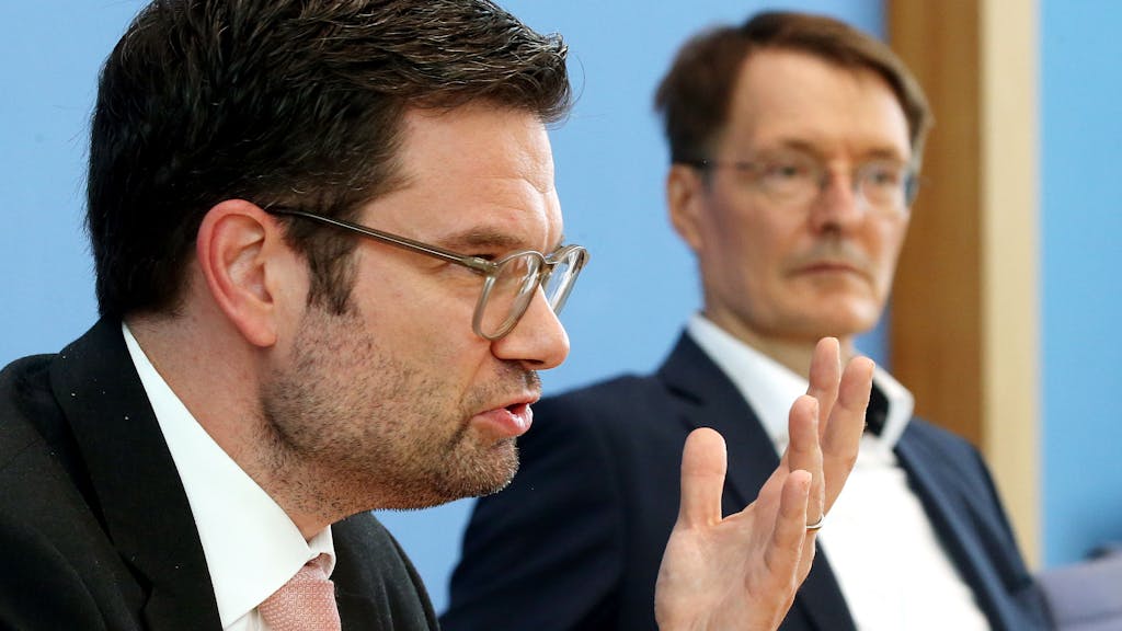 Karl Lauterbach (r, SPD), Bundesgesundheitsminister, und Marco Buschmann (FDP), Bundesjustizminister, beantworten vor der Bundespressekonferenz Fragen.