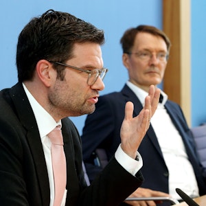 Karl Lauterbach (r, SPD), Bundesgesundheitsminister, und Marco Buschmann (FDP), Bundesjustizminister, beantworten vor der Bundespressekonferenz Fragen.