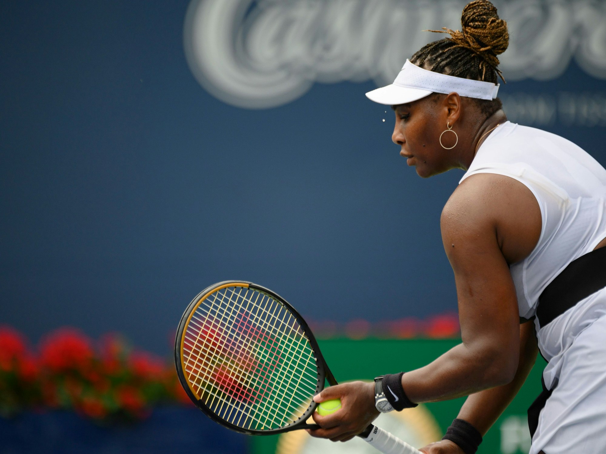 Serena Williams kurz vor dem Aufschlag.
