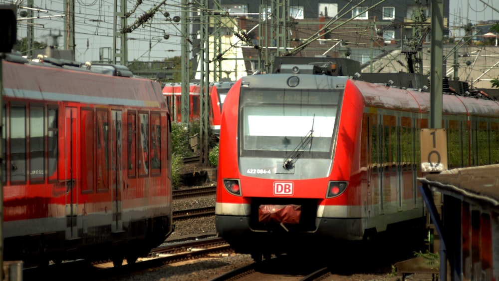 Eine S-Bahn fährt die Haltestelle Hansaring an. Dort wird es in den kommenden Tagen zu Einschränkungen kommen.