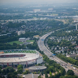 Eine Luftaufnahme der Autobahn 1 mit Blick Richtung Rhein, zu sehen ist auch das Leverkusener Stadion, die Bayarena,
