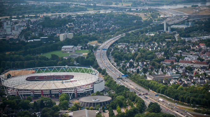 Eine Luftaufnahme der Autobahn 1 mit Blick Richtung Rhein, zu sehen ist auch das Leverkusener Stadion, die Bayarena,&nbsp;