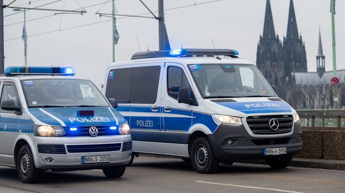 Zwei Polizeiautos vor dem Kölner Dom.