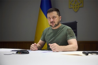 Wolodymyr Selenskyj, Präsident der Ukraine, sitzt an einem Konferenztisch.