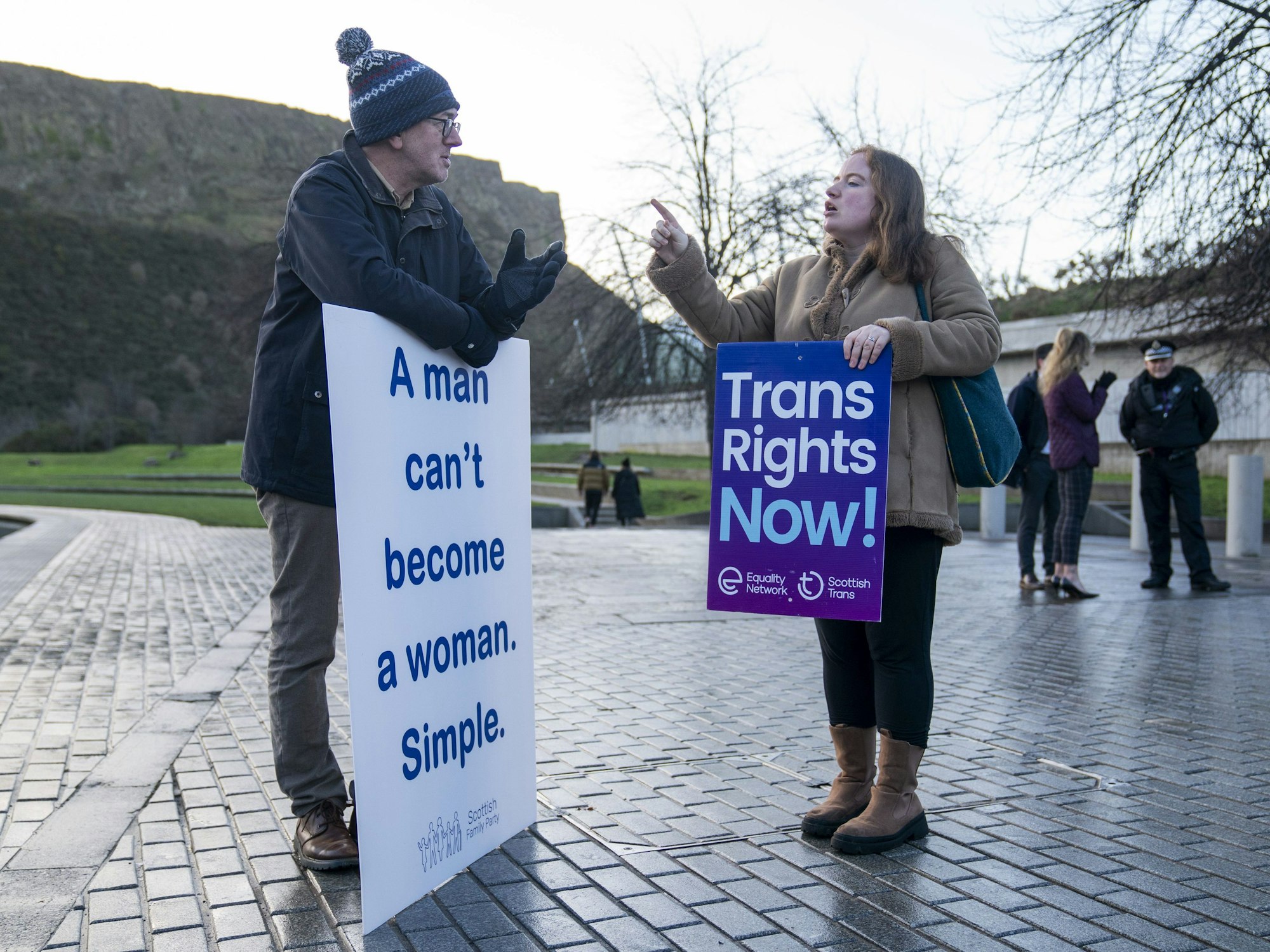 Ein Mitglied der schottischen Familienpartei (l) spricht während einer Protestaktion am 20. Dezember 2022 vor dem schottischen Parlament mit einer Befürworterin des Gesetzes zur Reform der Geschlechteranerkennung.