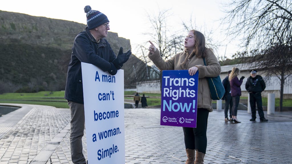 Ein Mitglied der schottischen Familienpartei (l) spricht während einer Protestaktion am 20. Dezember 2022 vor dem schottischen Parlament mit einer Befürworterin des Gesetzes zur Reform der Geschlechteranerkennung.
