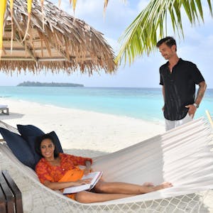 Dr. Jessica Delgado (Collien Ulmen-Fernandes) genießt den freien Tag am Strand, den ihr der Kapitän (Florian Silbereisen) möglich gemacht hat.
