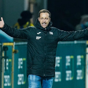 Hoffenheims Trainer Gabor Gallai gestikuliert.