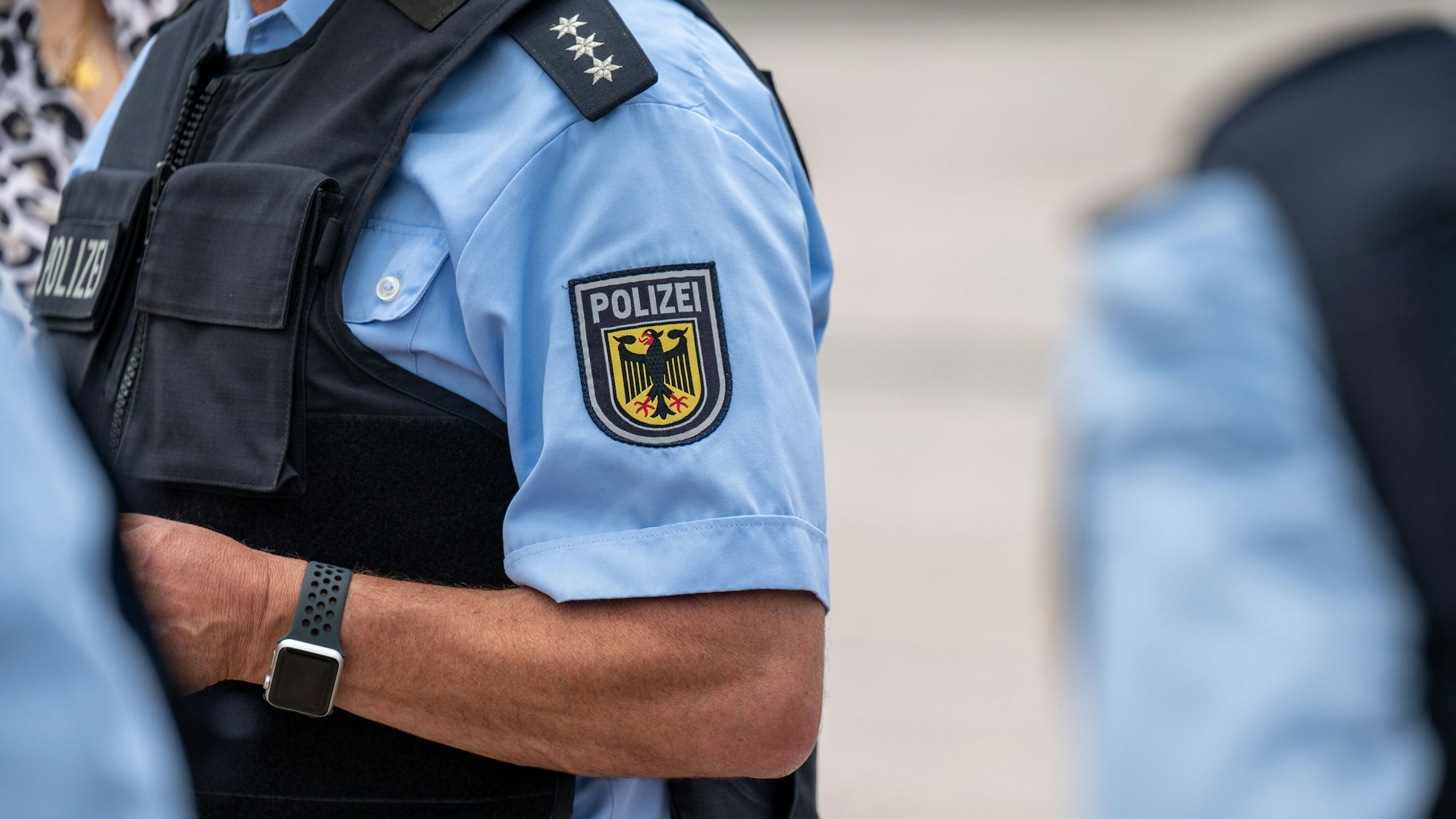 Das Emblem der Bundespolizei ist auf der Uniform eines Bundesbeamten zu sehen.