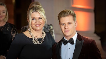 Corinna Schumacher (l) und ihr Sohn, der Rennfahrer Mick Schumacher (r), kommen vor Beginn des Deutschen Sportpresseballs an der Alten Oper an.