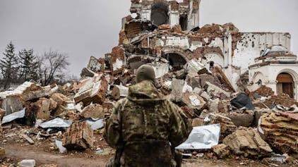 Ein Soldat vor einem zerstörten Kloster in Dolyna in der Ost-Ukraine.