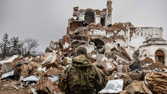 Ein Soldat vor einem zerstörten Kloster in Dolyna in der Ost-Ukraine.