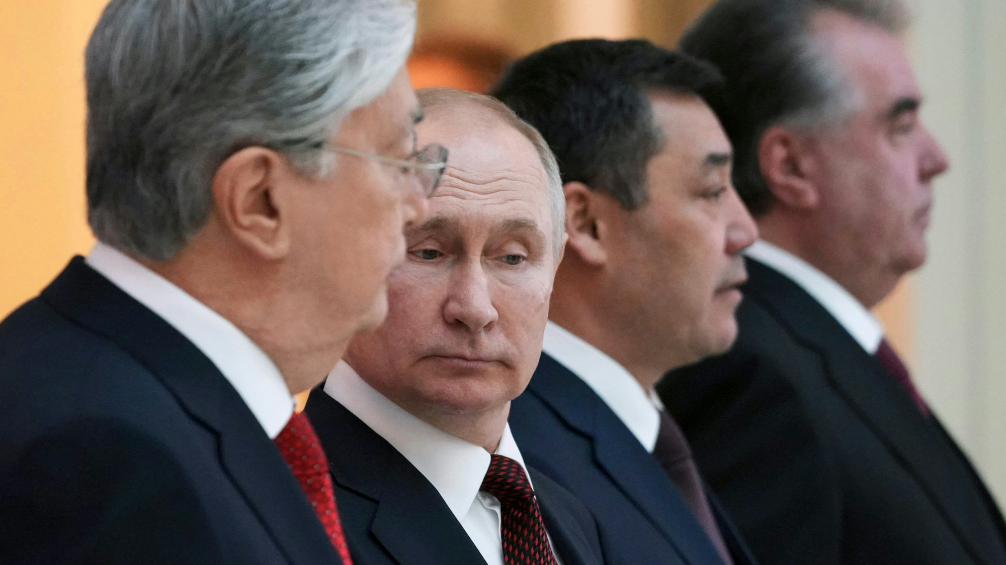 Das Foto zeigt Wladimir Putin (2.v.l), Präsident von Russland, bei einem informellen Treffen der Staatsoberhäupter der ehemaligen sowjetischen Staaten. Putin schaut skeptisch in Richtung Boden. (Symbolbild)