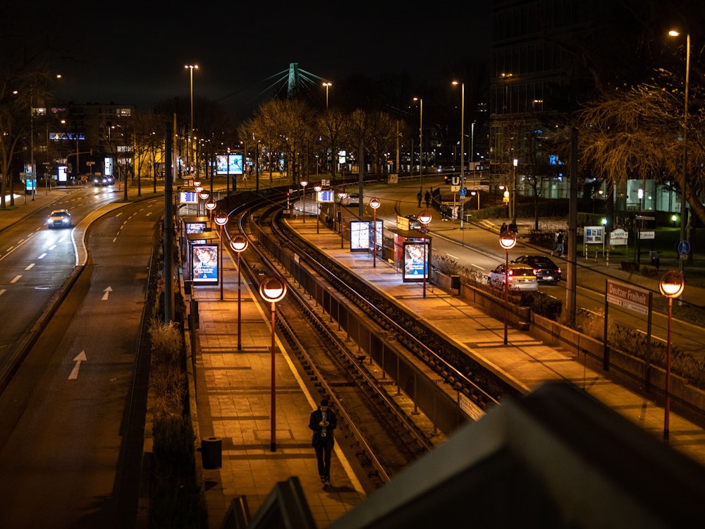 Köln: Nahezu leer ist die Haltestelle Deutzer Freiheit der Kölner Verkehrsbetriebe (KVB) am Abend.