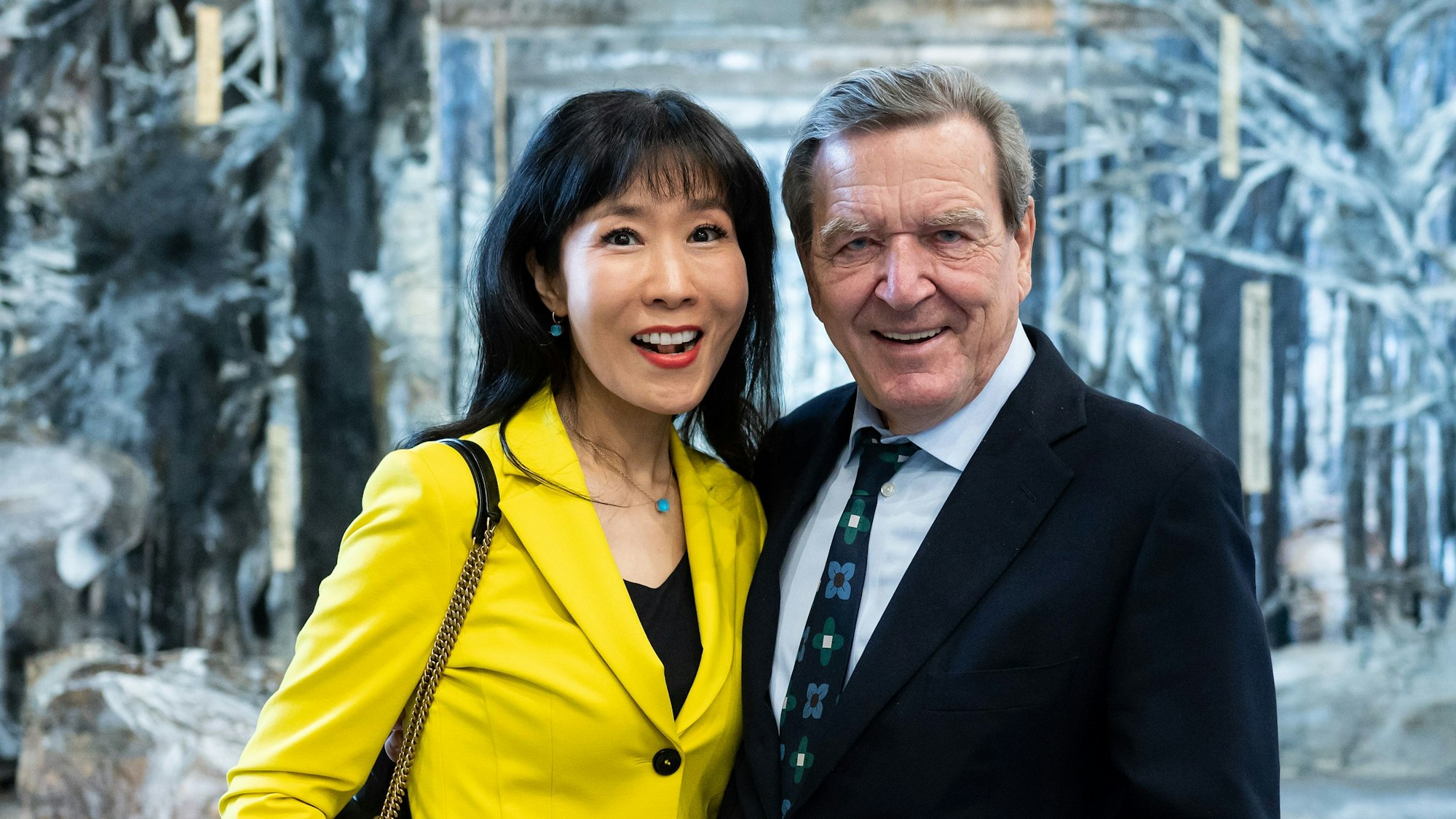 Alt-Bundeskanzler Gerhard Schröder und seine Frau Soyeon Schröder-Kim posieren für ein Foto und lächeln in die Kamera. (Archivfoto)