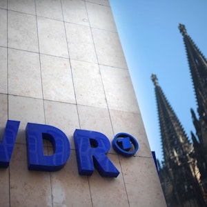 Der WDR (Westdeutscher Rundfunk) mit dem Kölner Dom im Hintergrund.