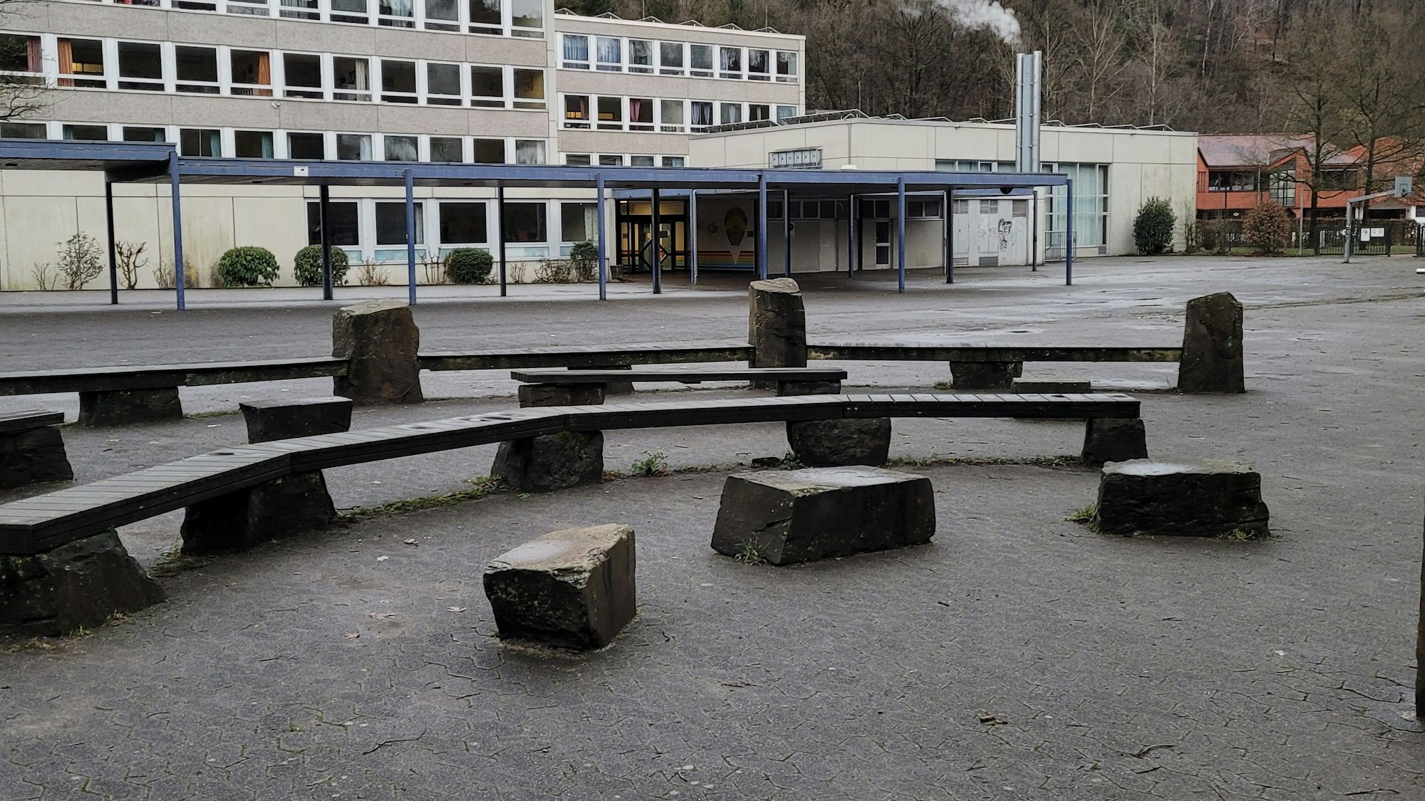 Das Foto zeigt das Hauptgebäide der Gesamtschule Kürten und den Schulhof.