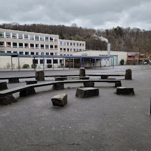 Das Foto zeigt das Hauptgebäide der Gesamtschule Kürten und den Schulhof.