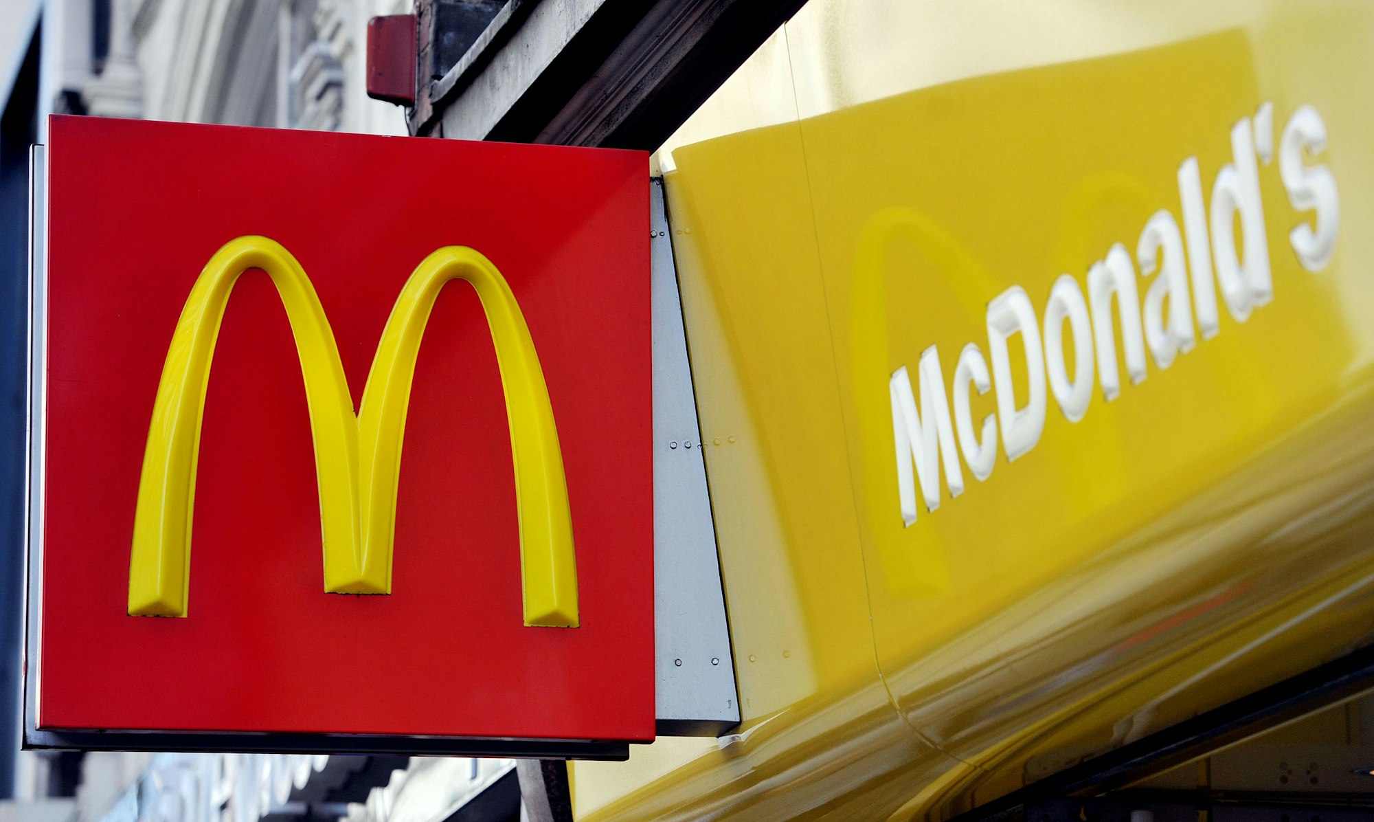 Das McDonald's-Logo ist an der Fassade einer Londoner Filiale zu sehen.