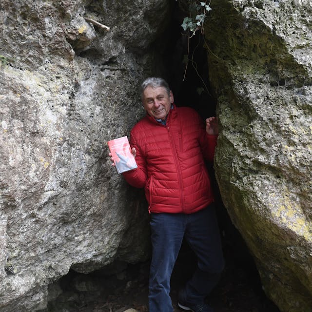 Ein Mann steht in einer Felsspalte der Kakushöhle.