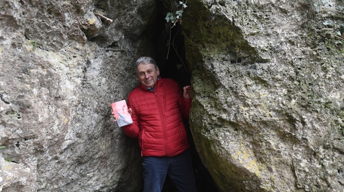 Ein Mann steht in einer Felsspalte der Kakushöhle.