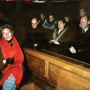 Hannemarie Valder bei einer Führung mit einem roten Schal.