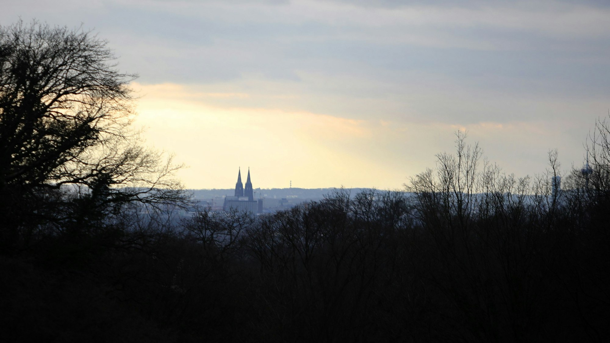 Blick vom Bergischen Land auf den Kölner Dom