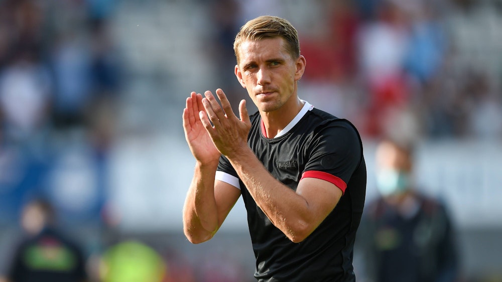 Nils Petersen bedankt sich bei den Fans des SC Freiburg nach einem Spiel gegen den 1. FC Köln.