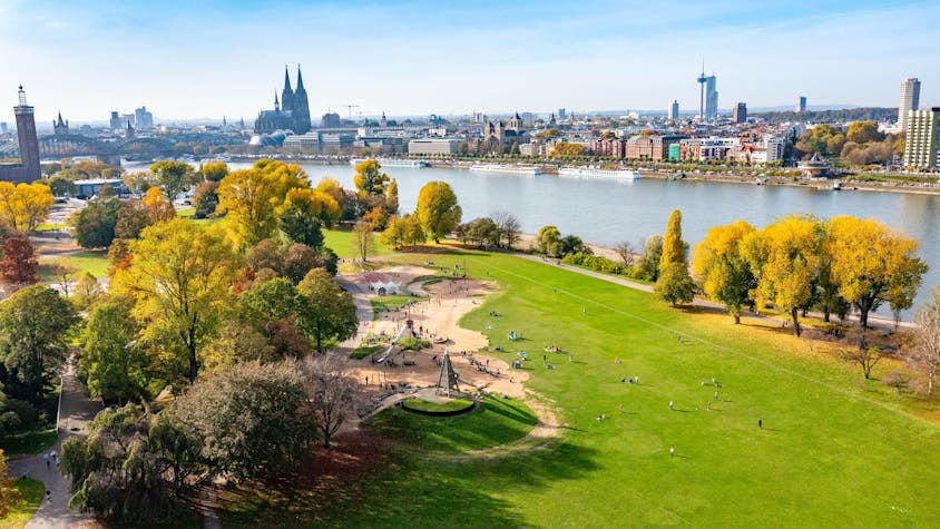 Auf dem Bild sieht man Köln von oben mit Blick auf den Rheinpark.&nbsp;