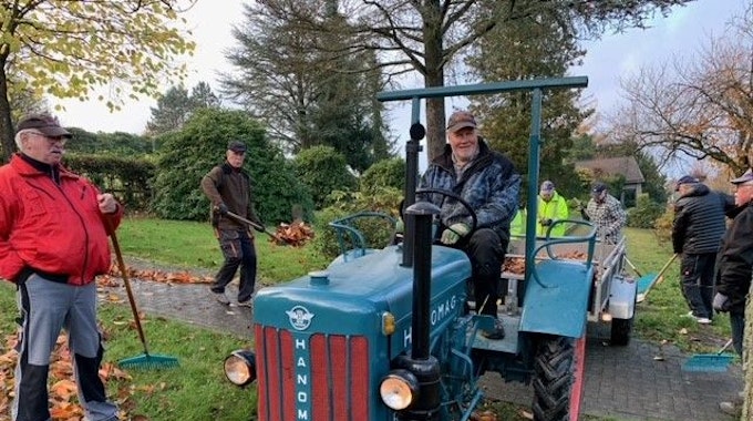 Die ehrenamtlichen Friedhofsgärtner arbeiten in Müllenbach mit einem kleinen blauen Traktor.