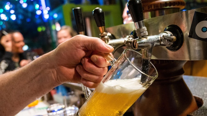In einer Bar wird ein Bier gezapft. (Symbolbild)