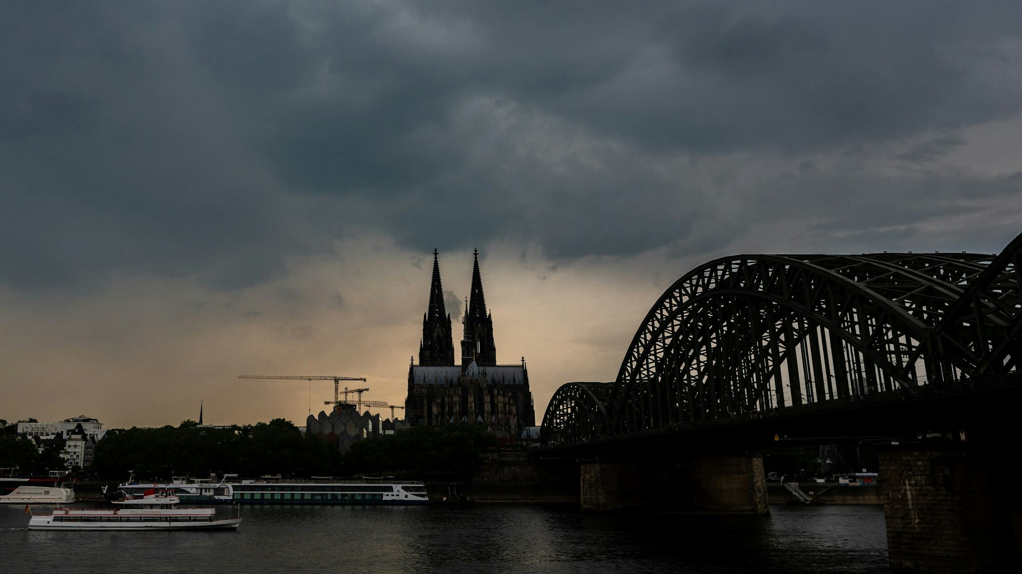 Dunkle Gewitterwolken ziehen über dem Kölner Dom auf. (Archivbild)