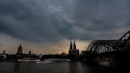Dunkle Gewitterwolken ziehen über dem Kölner Dom auf. (Archivbild)