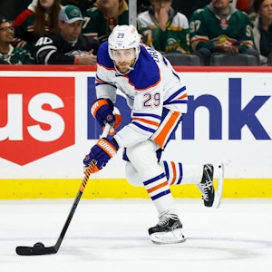 Eishockey-Profi Leon Draisaitl von den Edmonton Oilers führt den Puck über die Eisfläche.