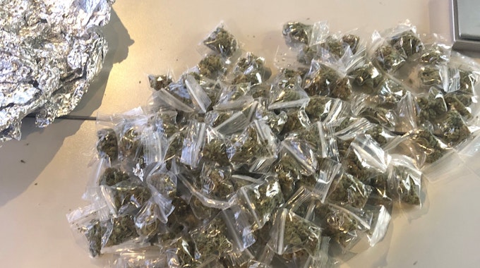 Die Polizei zeigt den Rucksackinhalt des Dealers – 106 Päckchen Cannabis.