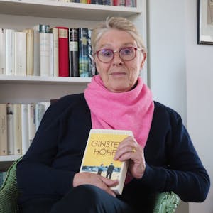 Theda Krohm-Linke, hier im Dezember 2022 in Erftstadt, mit ihrem Buch „Ginsterhöhe“.