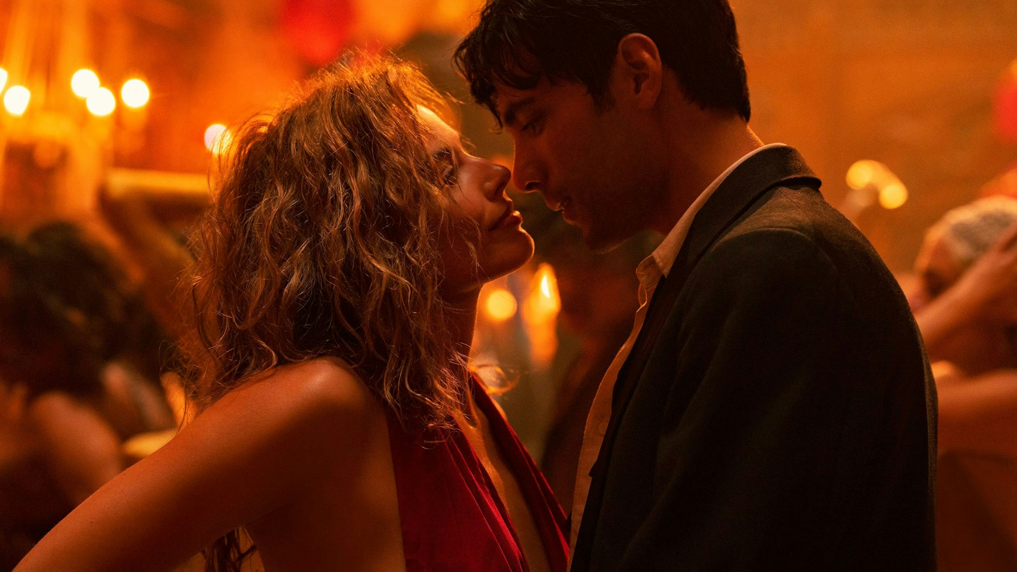 Margot Robbie und Diego Calva küssen sich gleich in einer Szene von „Babylon“