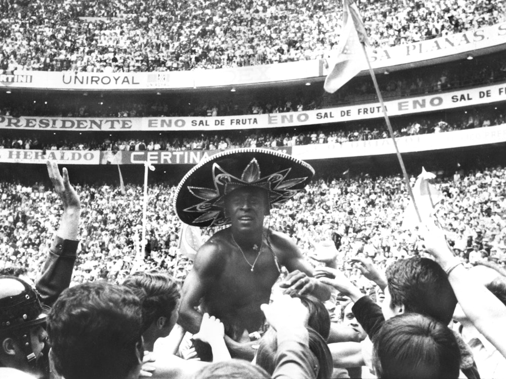 Pelé trägt einen Sombrero auf dem Kopf und wird von den Fans getragen.