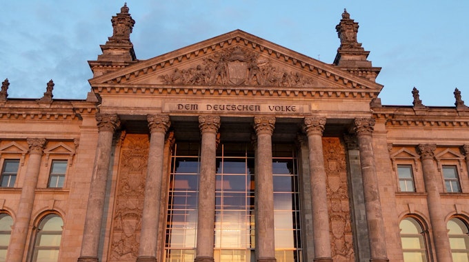 Das Reichstagsgebäude, der Sitz des Bundestags, steht in der Abendsonne