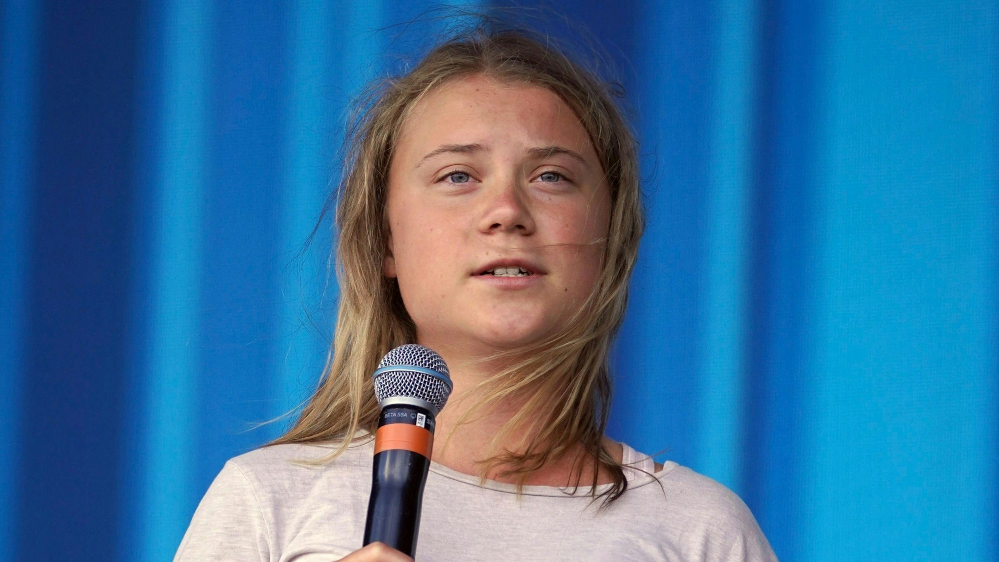 Die schwedische Klimaaktivistin Greta Thunberg steht während eines Auftritts auf der Bühne und spricht zum Publikum. (Archivbild)