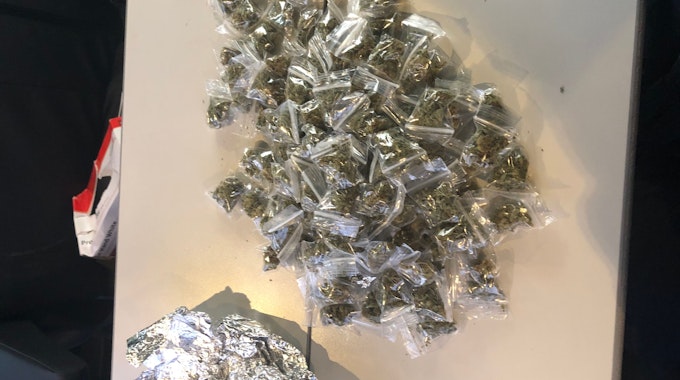 106 Tütchen mit Cannabis liegen auf einem Tisch der Kölner Polizei.