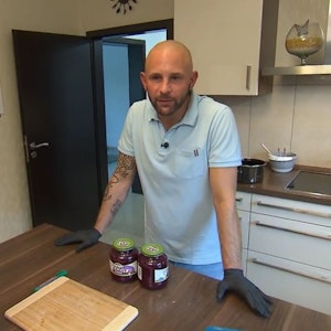 Gastgeber Andrej steht am zweiten Tag von Das perfekte Dinner in seiner Küche (TV-Ausstrahlung: 28. Dezember 2022)