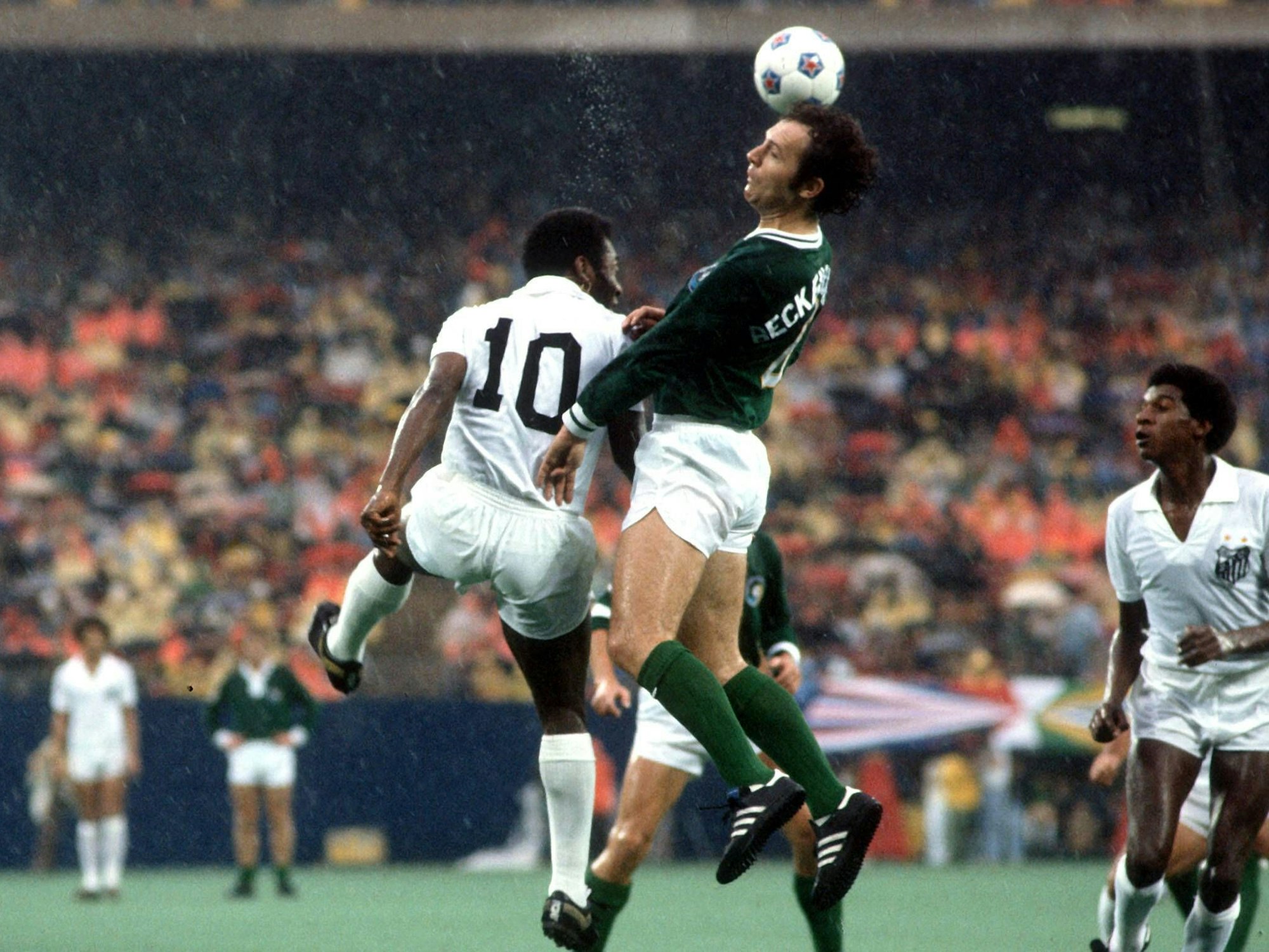 Franz Beckenbauer im Kopfballduell mit Pelé.