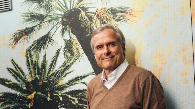 Axel Hacke vor einer Wand mit Palmenmotiv
