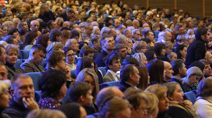 Zuschauerinnen und Zuschauer bei einem Konzert am 3. Dezember 2022 in Russland.