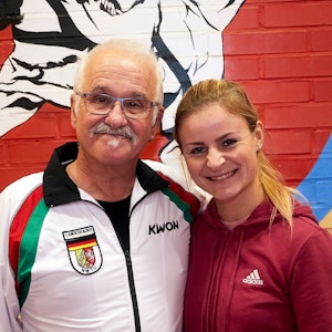 Taekwondo-Trainer Dieter Dreßen mit Jessica Rau.