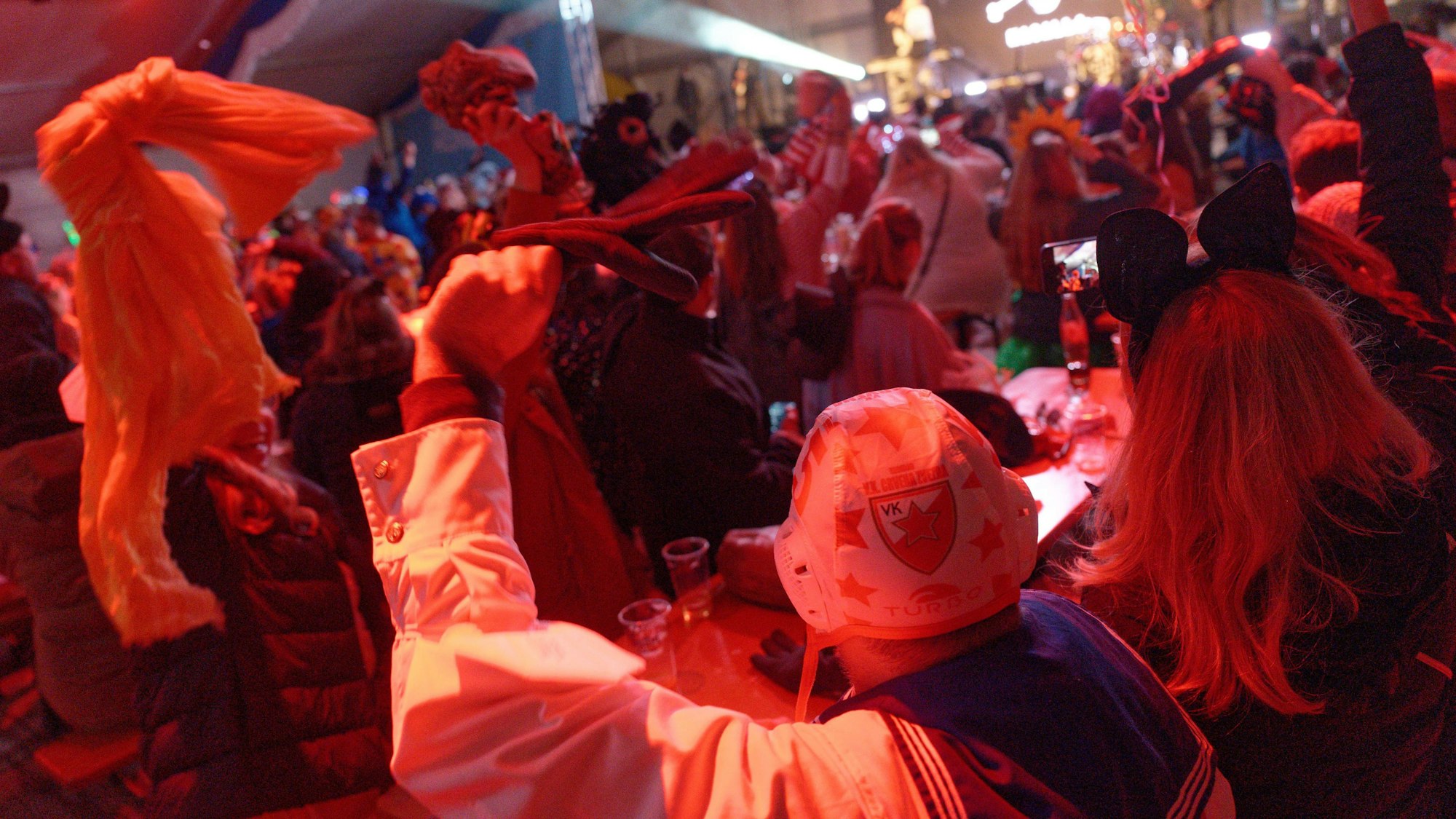 Zuschauer feiern bei einem Karnevalskonzert (Archivbild).