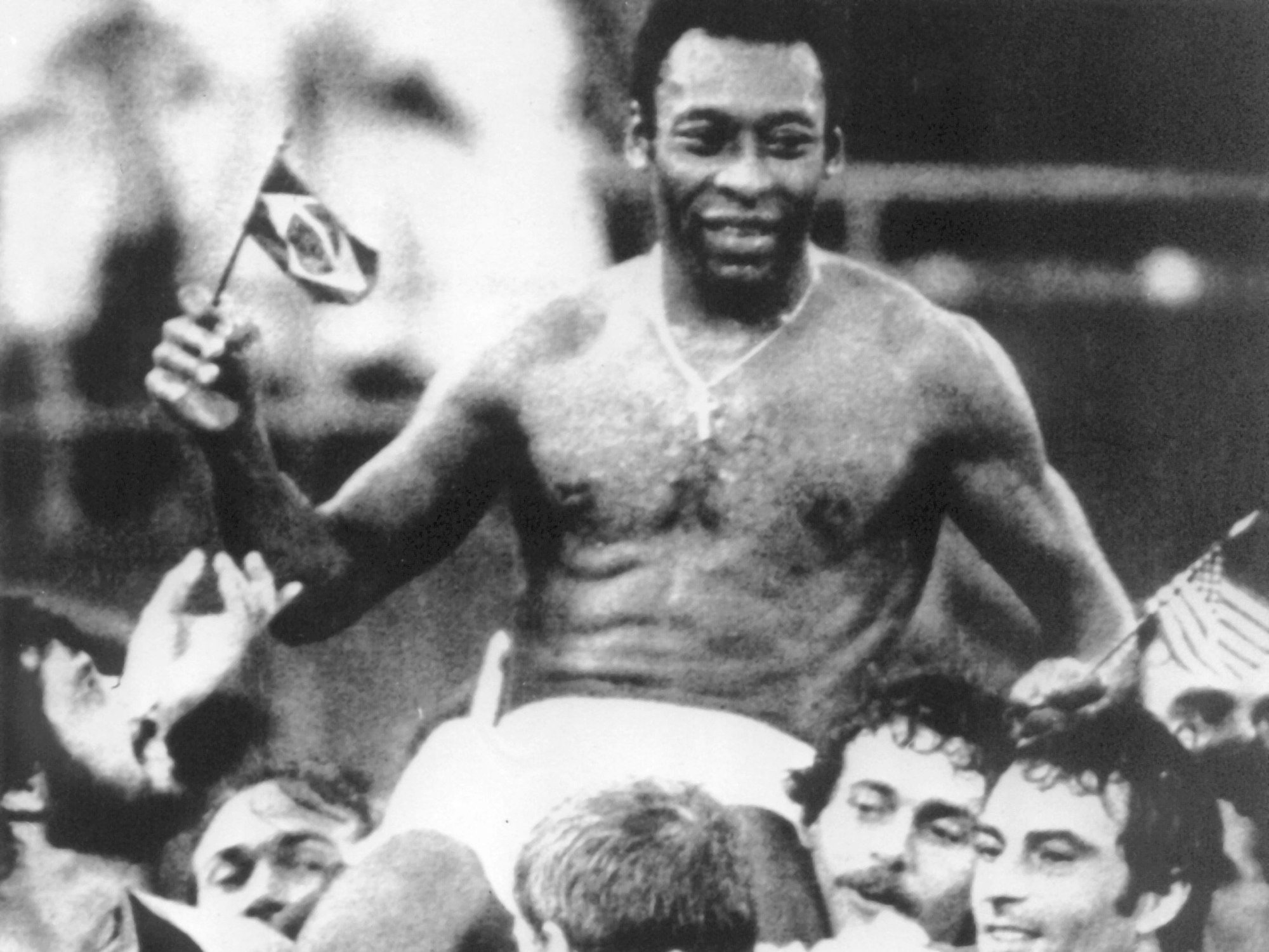 Pelé wird auf Schultern getragen.