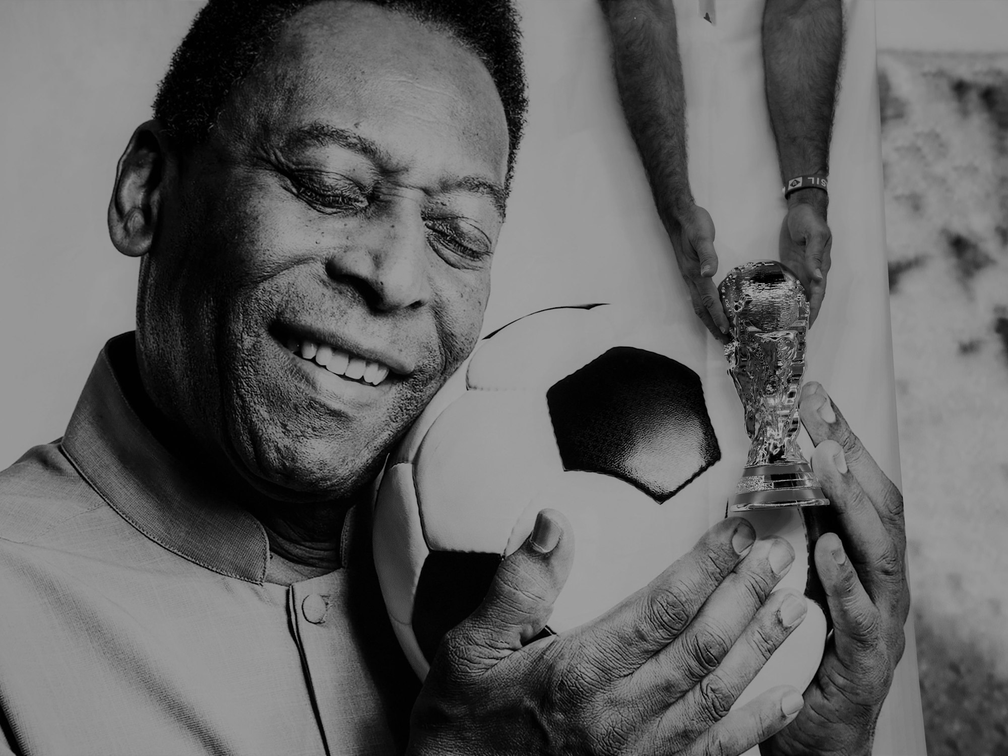 Ein Foto von Pelé bei der WM in Katar zeigt ihn, wie er liebevoll einen Fußball in den Händen hält.