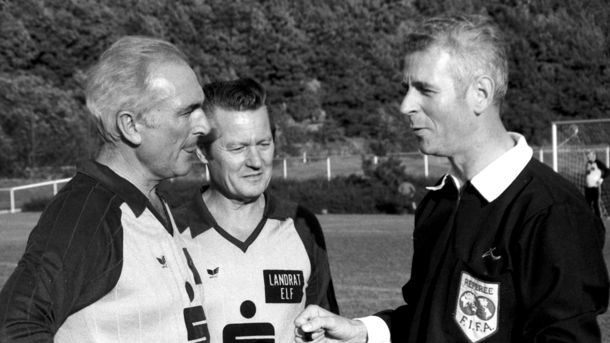 Das Foto zeigt Fifa-Schiedsrichter Walter Eschweiler1983 in Kall auf dem Spielfeld mit Bürgermeister Werner Schumacher und Landrat Josef Linden.